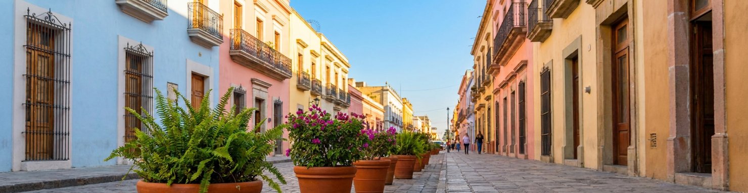 Rue colorée d'une ville coloniale mexicaine, cadre du cannabis au Mexique pour les voyageurs
