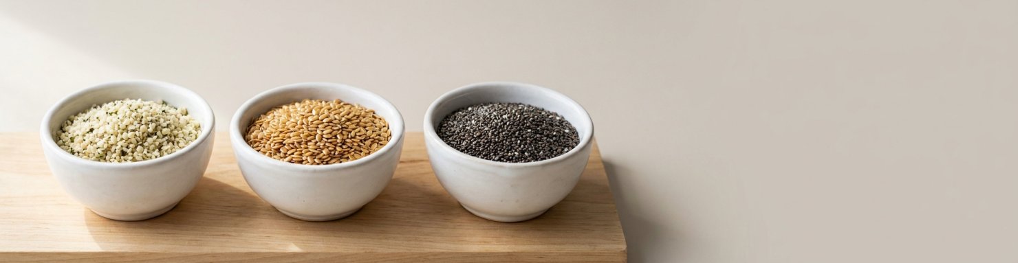 Graines de chanvre, de lin et de chia présentées côte à côte pour comparer leurs bienfaits nutritionnels et leur teneur en oméga 3