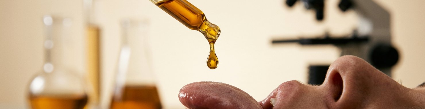 Goutte d'huile de CBD déposée sous la langue pour une absorption sublinguale optimale