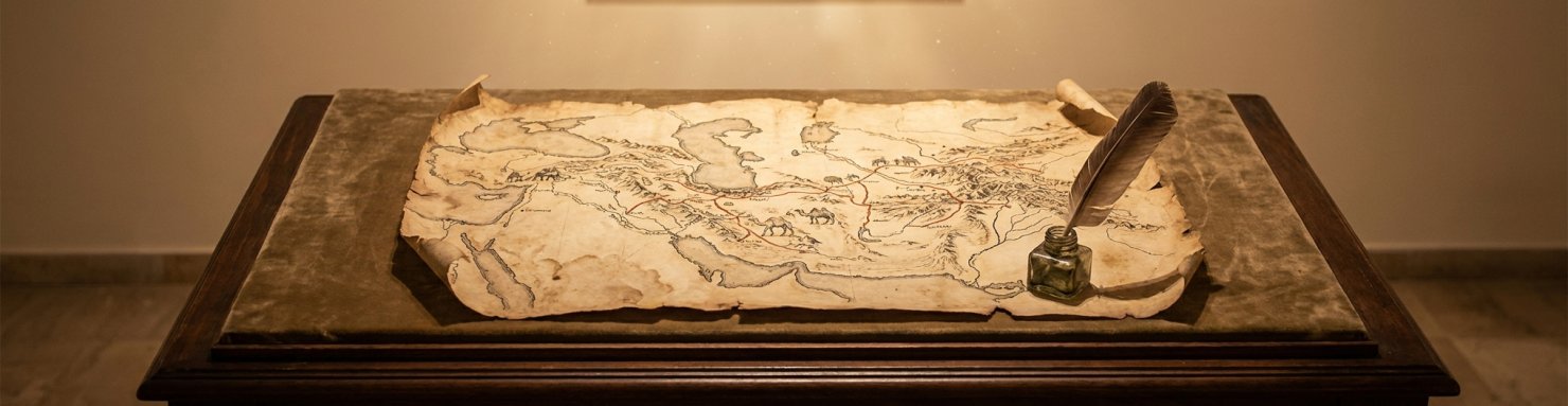 Manuscrit ancien et carte de la Perse médiévale évoquant le récit de Marco Polo sur le Vieux de la Montagne