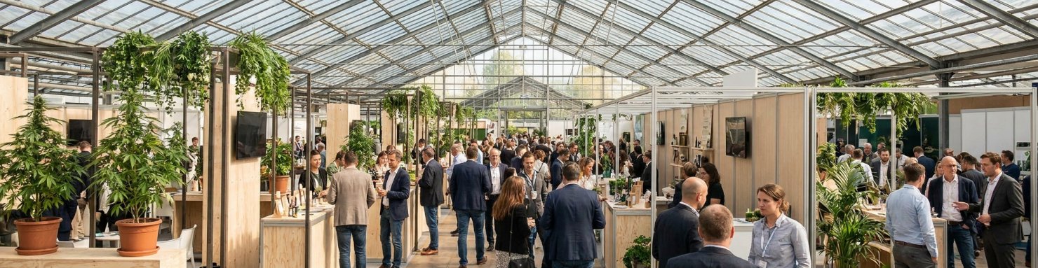 Allées et stands d'un salon du cannabis, ambiance du salon Mary Jane Berlin
